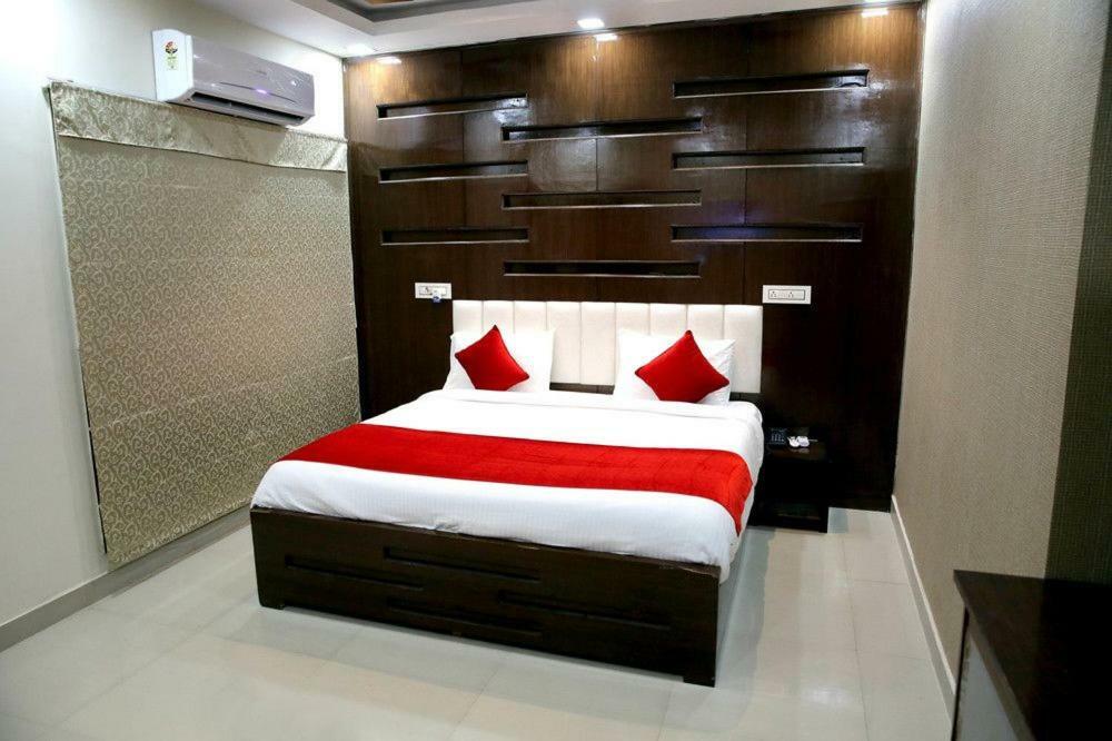 Hotel Eurasia Zirakpur Ngoại thất bức ảnh